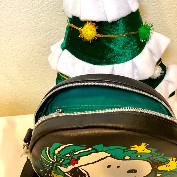 Peanuts Snoopy Holiday Wreath Loungefly Crossbody Bag - Picture 4 of 4